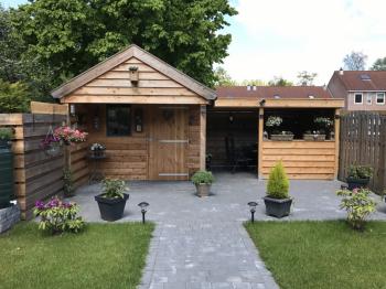 Opberg schuur met veranda in Groningen