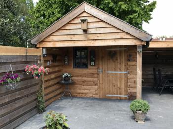 Opberg schuur met veranda in Groningen
