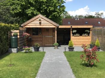 Opberg schuur met veranda in Groningen