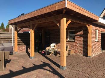 In Gasselternijveenschemond een overkapping van lariks en deels douglas gemaakt.