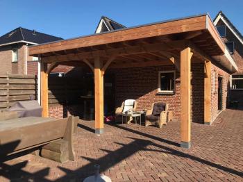 In Gasselternijveenschemond een overkapping van lariks en deels douglas gemaakt.