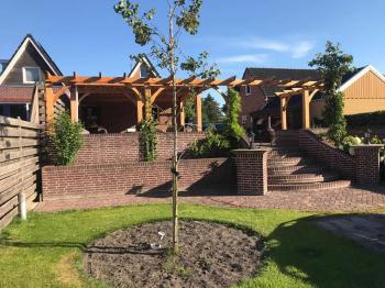In Gasselternijveenschemond een overkapping van lariks en deels douglas gemaakt.