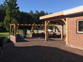 In Gasselternijveenschemond een overkapping van lariks en deels douglas gemaakt.