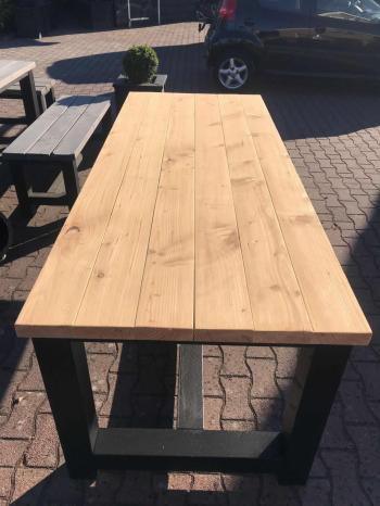 Douglas kloostertafel met zwarte tafelpoten