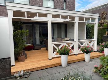 Douglas overkapping in Amersfoort met lichtstraat balustradeen vlonder