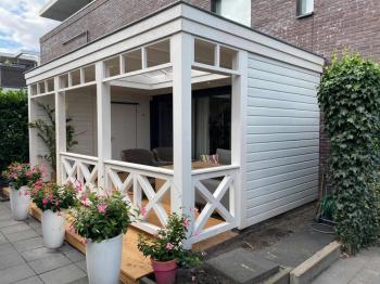 Douglas overkapping in Amersfoort met lichtstraat balustradeen vlonder