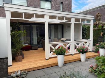 Douglas overkapping in Amersfoort met lichtstraat balustradeen vlonder
