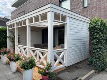 Douglas overkapping in Amersfoort met lichtstraat balustradeen vlonder