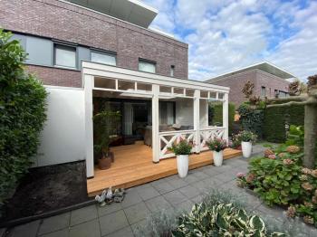 Douglas overkapping in Amersfoort met lichtstraat balustradeen vlonder