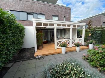 Douglas overkapping in Amersfoort met lichtstraat balustradeen vlonder
