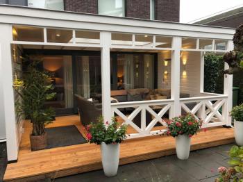 Douglas overkapping in Amersfoort met lichtstraat balustradeen vlonder