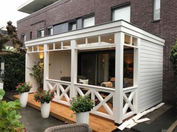 Douglas overkapping in Amersfoort met lichtstraat balustradeen vlonder