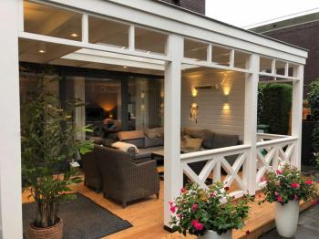 Douglas overkapping in Amersfoort met lichtstraat balustradeen vlonder