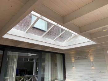 Douglas overkapping in Amersfoort met lichtstraat balustradeen vlonder