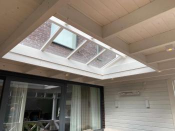 Douglas overkapping in Amersfoort met lichtstraat balustradeen vlonder