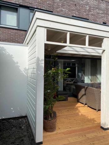 Douglas overkapping in Amersfoort met lichtstraat balustradeen vlonder