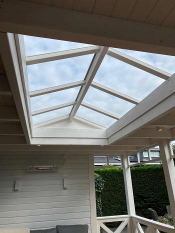 Douglas overkapping in Amersfoort met lichtstraat balustradeen vlonder