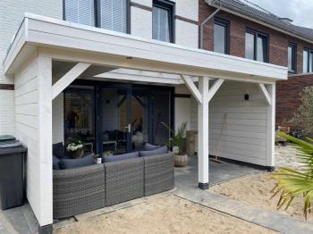 Overkapping van Douglas met een lichtstraat in Huizen.