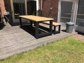 Douglas tuintafel met zwartepoten en Douglas tuinbank