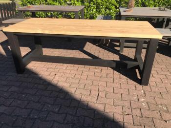 Douglas tuintafel met zwartepoten en Douglas tuinbank
