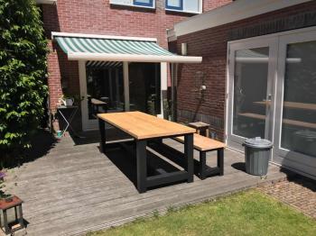 Douglas tuintafel met zwartepoten en Douglas tuinbank