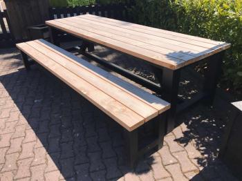 Douglas tuintafel met zwartepoten en Douglas tuinbank