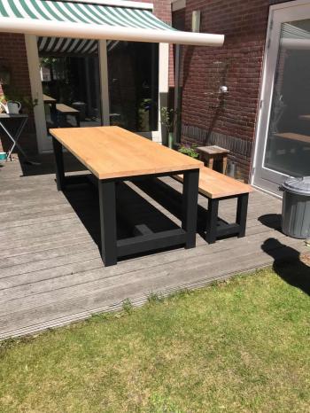 Douglas tuintafel met zwartepoten en Douglas tuinbank