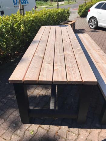 Douglas tuintafel met zwartepoten en Douglas tuinbank