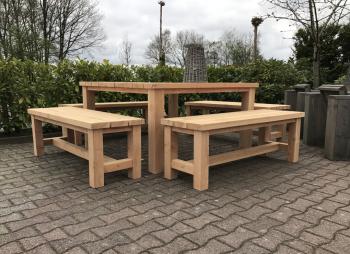 Houten tafel met 4 bankjes