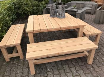 Houten tafel met 4 bankjes